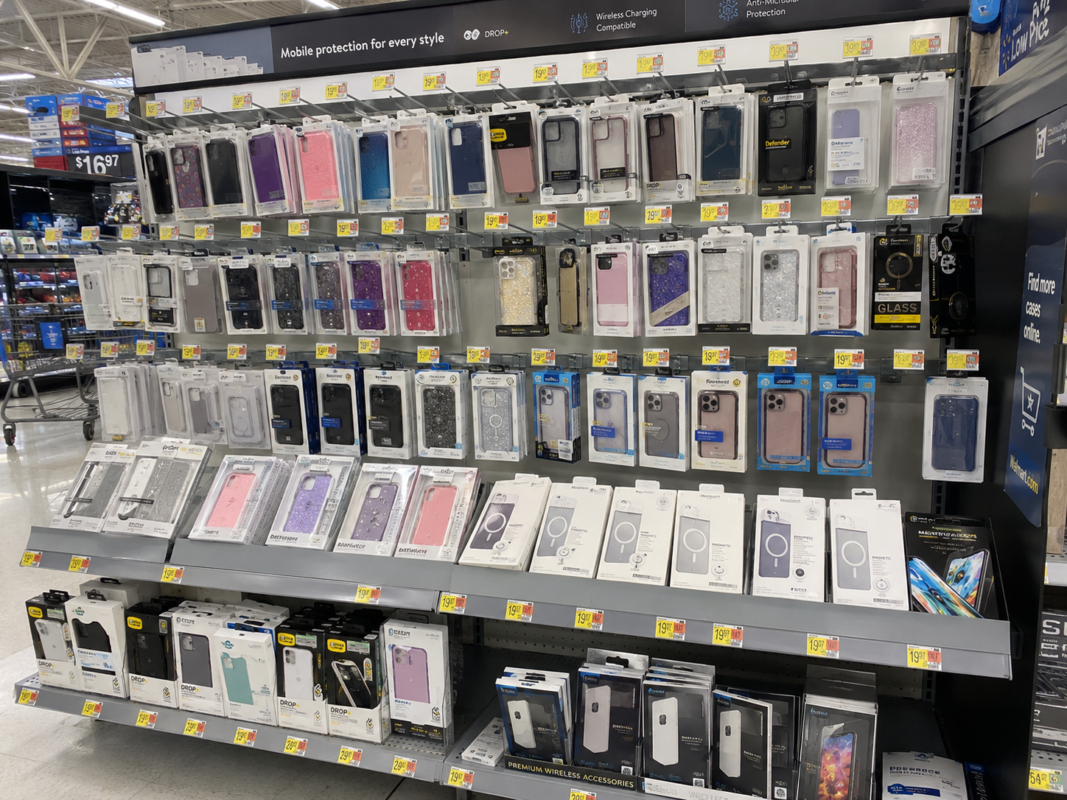 U.S. supermarket phone case display shelf with packaged smartphone cases and retail-ready accessories